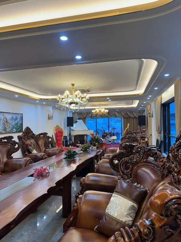 TÒA VĂN PHÒNG MẶT PHỐ NGUYỄN VĂN CỪ, LONG BIÊN, VỈA HÈ RỘNG, HẦM XE RIÊNG