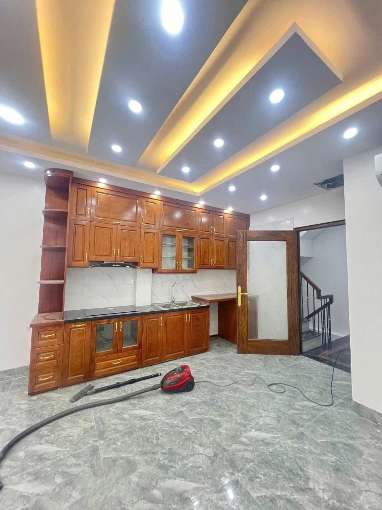SIÊU PHẨM, BÁN NHÀ NGUYỄN ĐÌNH HOÀN, 6 TẦNG THANG MÁY, GARA Ô TÔ, KINH DOANH ĐỈNH, 18 TỶ — ảnh 1