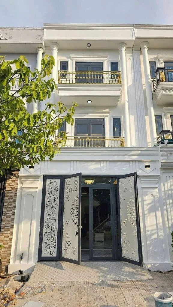 Bán nhà 2 lầu mặt tiền Dt747, Tân Uyên, liền kề vòng xoay Kim Hằng, nhỉnh 2 tỷ