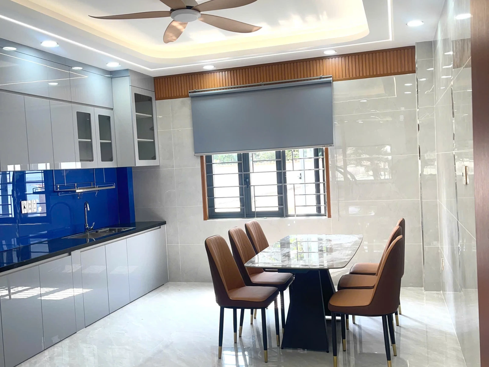 Bán Nhà Hẻm Lê Đình Cẩn, Bình Tân: 4.25x15.7m, 3 Lầu Lửng, — ảnh 1