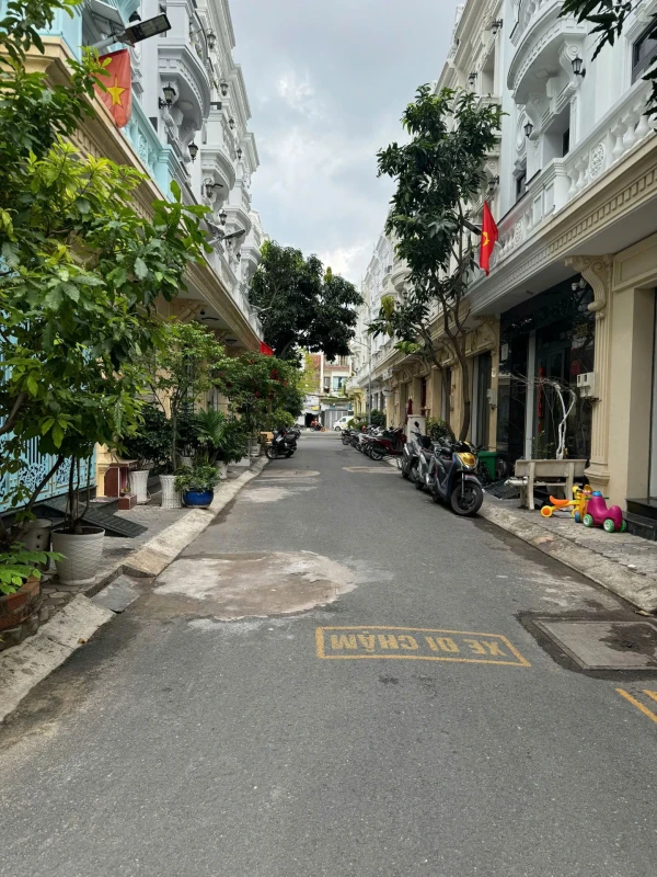 Bán nhà khu biệt thự Nguyễn Văn Yếm ( 4,2x12,9m ) 2 lầu,sân thượng.