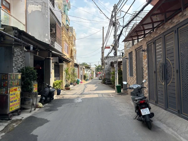 NHÀ 2 LẦU HẺM 1 SẸC HƯƠNG LỘ 2 – HẺM 6M –! • Diện tích: 4.5 × 12m (khuôn đất đẹp)