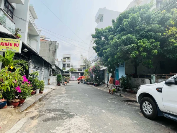 Vị trí cực đẹp: Góc 2MT đường nội bộ khu họ Lê: (10x17.5m),.