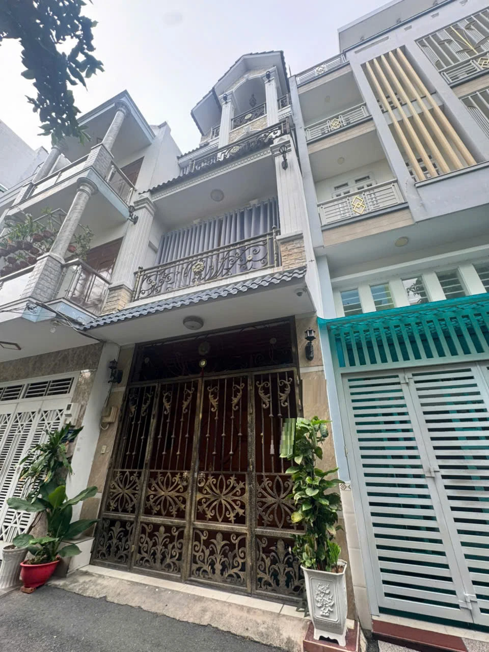 Bán nhà HXH đường Tân Sơn Nhì, DT: 4x14m - 2 Lầu + Sân thượng. — ảnh 1