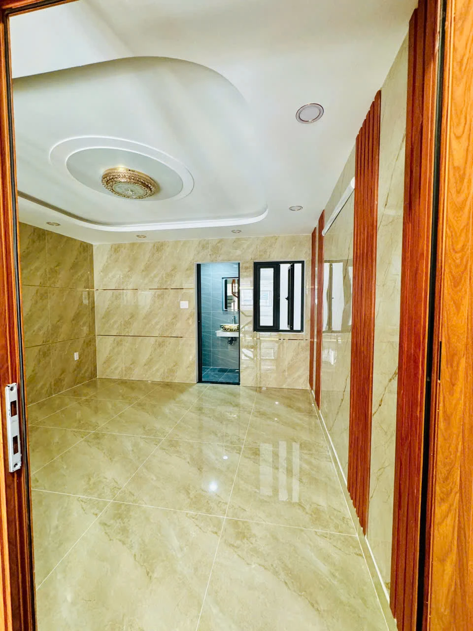 Nhà đẹp,gần Aeon Mall.DT 4x12m,hậu 4,5m, 1 lửng, 2 lầu,sân thượng.Hẽm thông xe hơi — ảnh 3