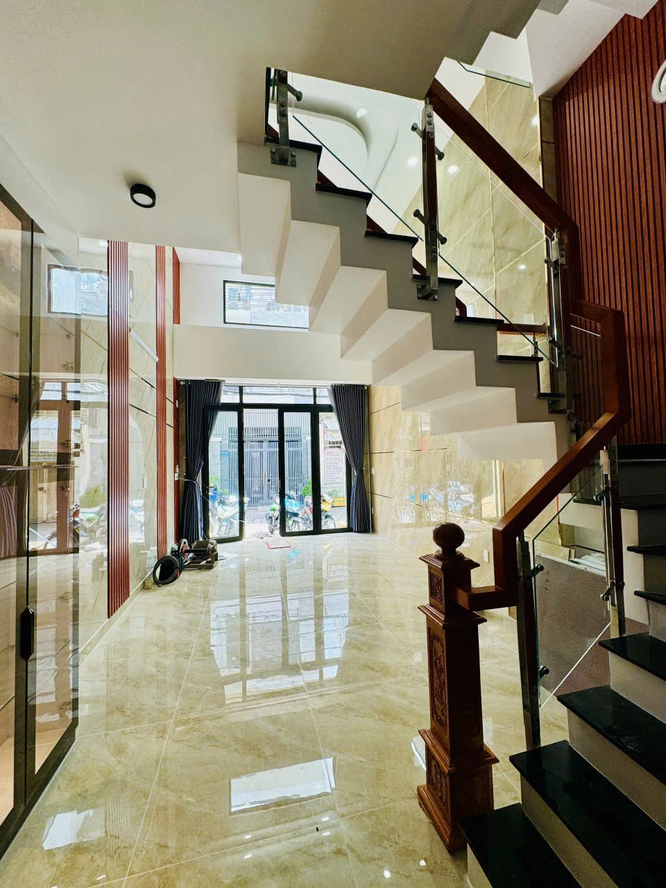 Nhà đẹp,gần Aeon Mall.DT 4x12m,hậu 4,5m, 1 lửng, 2 lầu,sân thượng.Hẽm thông xe hơi — ảnh 4