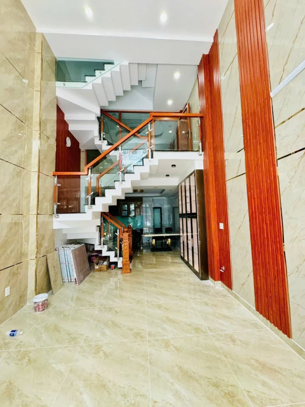Nhà đẹp,gần Aeon Mall.DT 4x12m,hậu 4,5m, 1 lửng, 2 lầu,sân thượng.Hẽm thông xe hơi