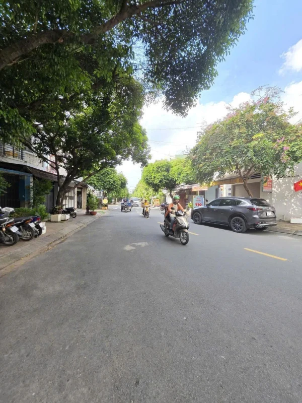 Bán nhà Măt Tiền P. Tân Sơn Nhì kinh doanh sầm uất, DT: 4x17m - Lửng.