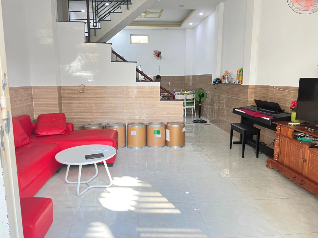 NHÀ KHU NỘI BỘ GẦN ĐỘC LẬP. 4 TẤM MỚI. — ảnh 1