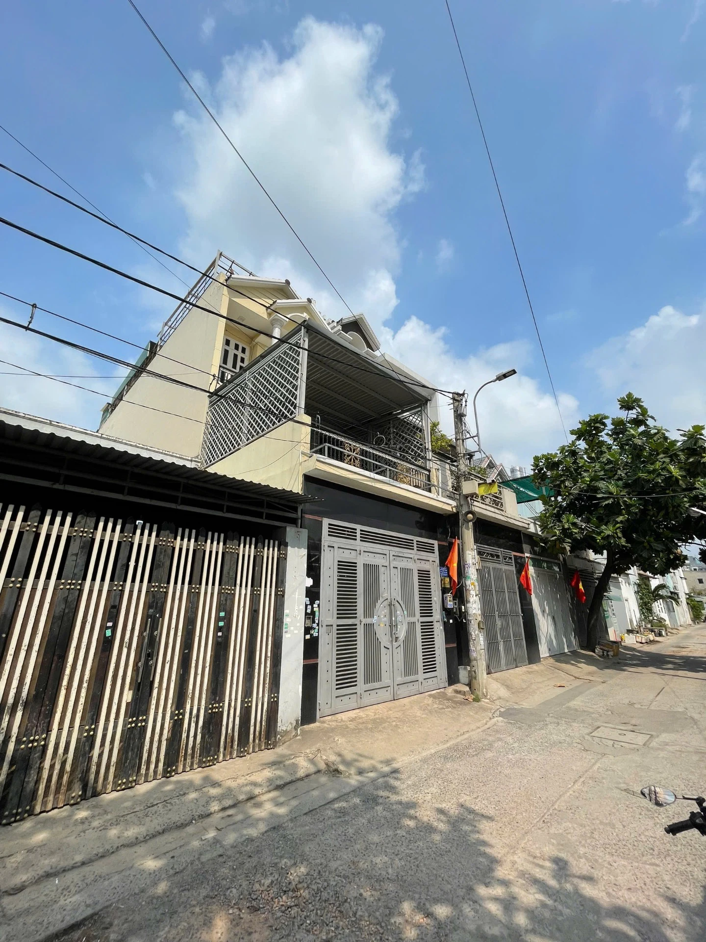 CĂN NHÀ 3 TẦNG HẺM NHỰA 6M THÔNG – HƯƠNG LỘ 2, BÌNH TÂN • Diện tích: 4.4 × 22.5m (≈ 99m² ) — ảnh 1