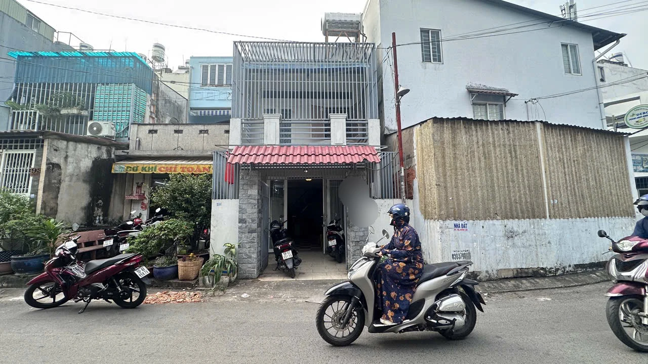 Bán nhà mặt tiền kinh doanh đường Lý Thánh Tông Q.Tân Phú 61m2 đúc 2 tấm — ảnh 1