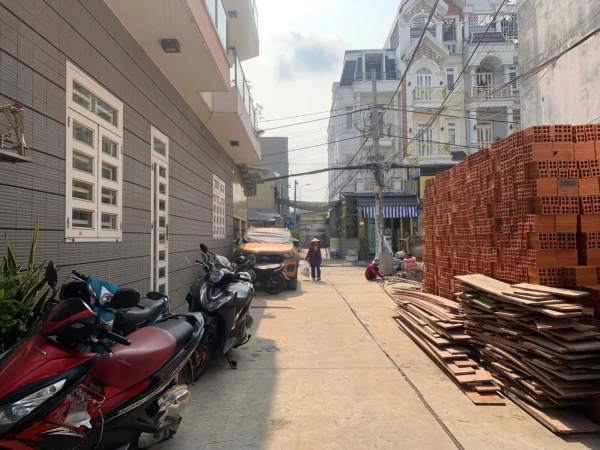 NHÀ 3 TẦNG + ST HƯƠNG LỘ 2 – HẺM 6M –! • Diện tích: 4 × 13m (khuôn đất vuông vức)