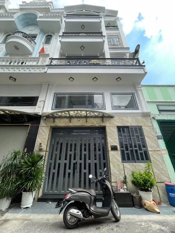 NHÀ 4 TẦNG HẺM NHỰA 8M – NGANG 6M HIẾM –! • Diện tích: 6 × 9m (ngang lớn 6m – cực hiếm)