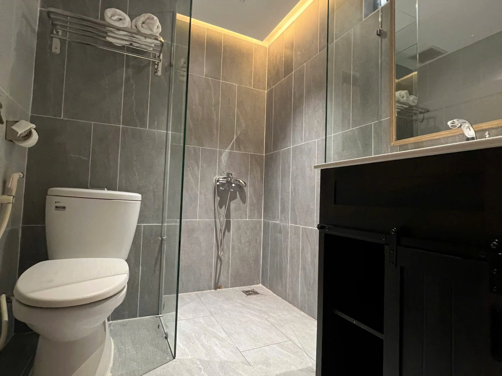 BÁN KHÁCH SẠN: THU NHẬP 250TR/TH _ MT KHU TÊN LỬA (6X22M) 7 TẦNG — ảnh 2