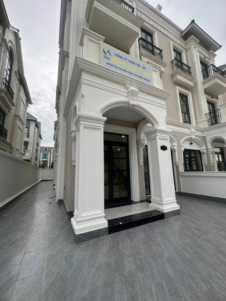 Cho thuê biệt thự 3 tầng Vinhomes Grand Park, Thủ Đức, 200m², giá 35 triệu/tháng, có nội thất — ảnh 1