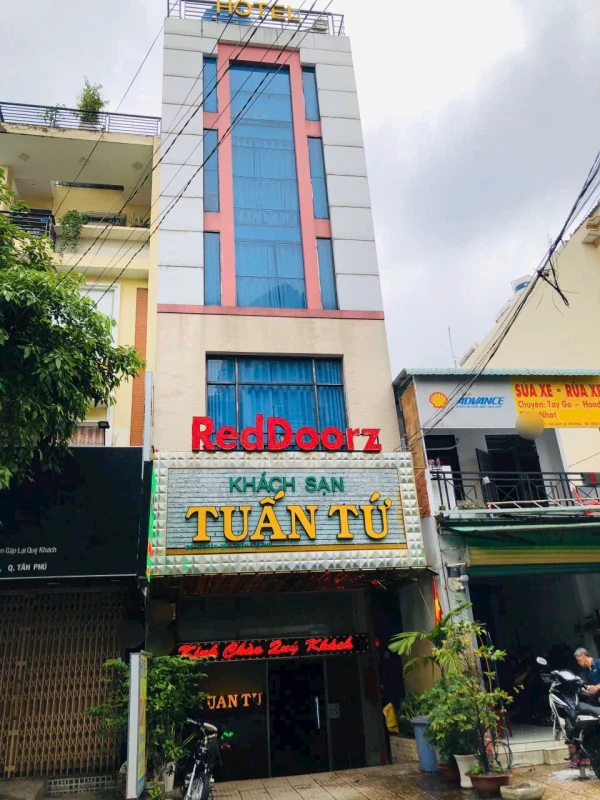 KHÁCH SẠN TÂN QUÝ DT: 5x19M ( nở hậu 5.6M ) – Trệt 4 lầu ST ) thang máy – 19 TỶ
