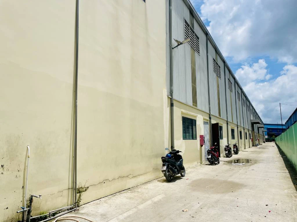 Bán xưởng trong khu công nghiệp tại Đức Hòa Long An, DT 7500m2, có văn phòng, điện 630kva, giá tốt — ảnh 1