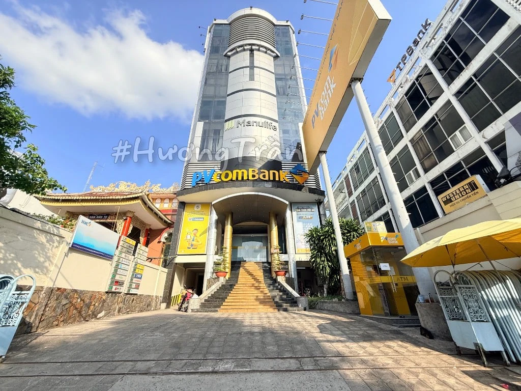 CHO THUÊ VĂN PHÒNG MẶT TIỀN TRẦN HƯNG ĐẠO, 251M2 TẦNG TRỆT, TÒA NHÀ PVCOMBANK, 67.77 TRIỆU — ảnh 1