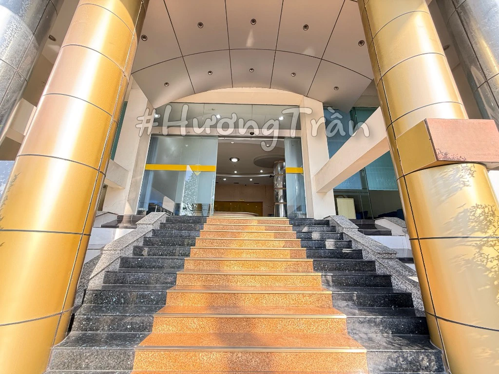 CHO THUÊ VĂN PHÒNG MẶT TIỀN TRẦN HƯNG ĐẠO, 251M2 TẦNG TRỆT, TÒA NHÀ PVCOMBANK, 67.77 TRIỆU — ảnh 2