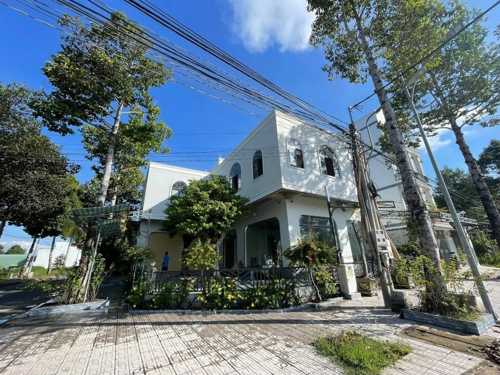 BÁN BIỆT THỰ SÂN VƯỜN ĐỖ TRỌNG VĂN, CẦN THƠ, 2 TẦNG, GÓC 2 MẶT TIỀN ĐƯỜNG, KHU STELLA MEGA CITY — ảnh 1