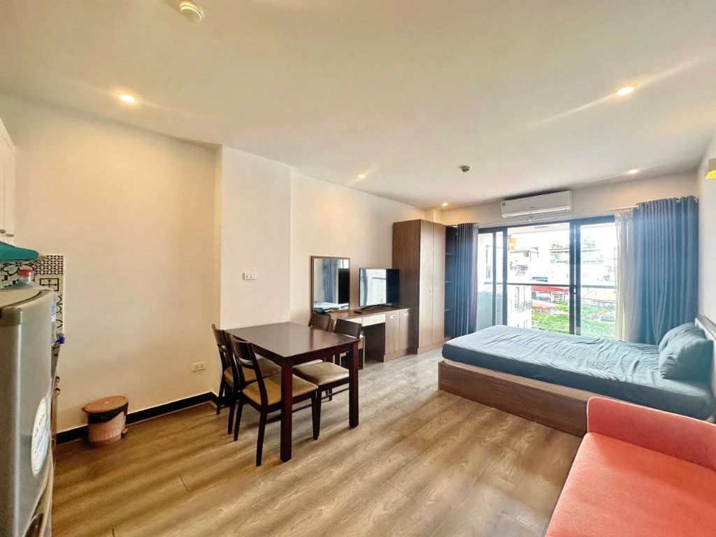 Cho thuê Studio Xuân La Tây Hồ, siêu rộng ô tô đỗ cửa, ra hồ Tây 50m, full nội thất, ban công thoáng — ảnh 1