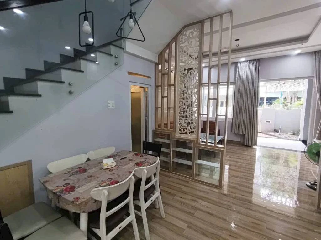 Cho thuê nhà Mega Village Khang Điền, DT 75m2 nội thất cơ bản, 3 tầng, giá thuê 13.5tr bao PQL — ảnh 2
