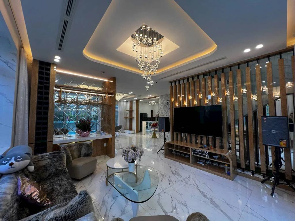 Cho thuê biệt thự đơn lập Khu dân cư Nam Viên, có hồ bơi, full nội thất, vị trí đắc địa — ảnh 2