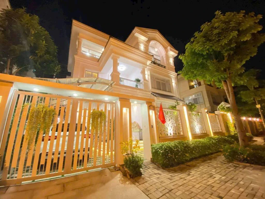 Cho thuê biệt thự đơn lập Khu dân cư Nam Viên, có hồ bơi, full nội thất, vị trí đắc địa — ảnh 3