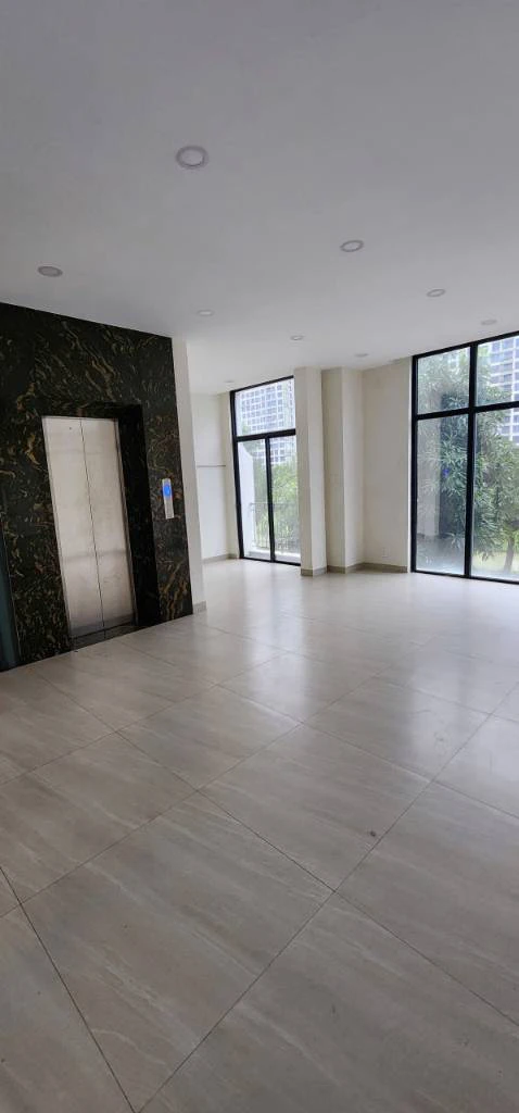 Cho thuê Shophouse Vinhomes Grand Park, 126m2, dt sàn 90m2, trục đường đông đúc — ảnh 3